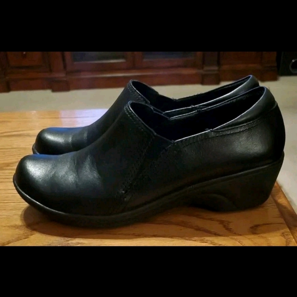 Clarks Women's Size 8M Black Leather Slip Resistant Work Slip-on Shoes Loafers